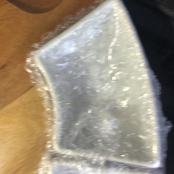 CHEFSOFI Cheese Board with 4 ceramic build-in dishes. Includes 4 pcs knife set. - Picture 3 of 6